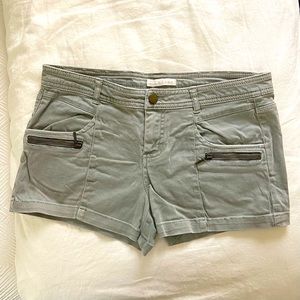 Hinge shorts